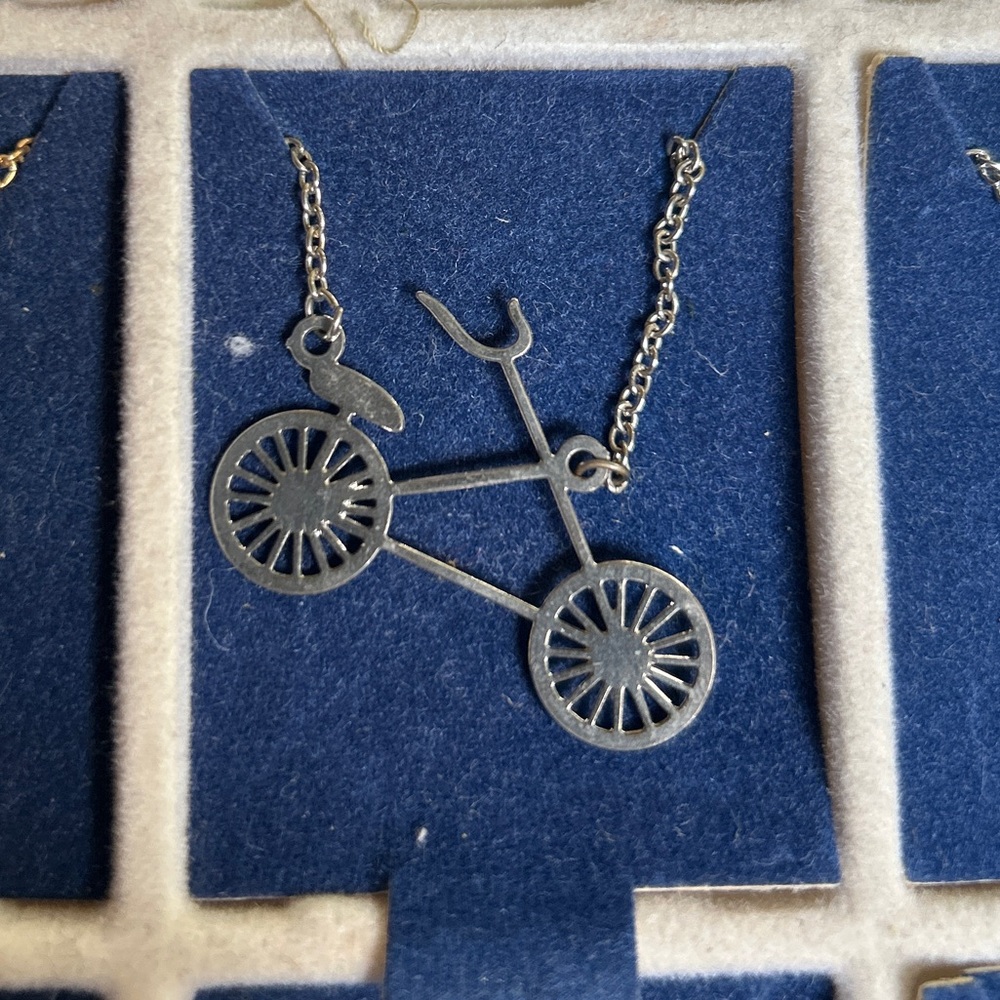 DEADSTOCK 1980’s VINTAGE SILVER BICYCLE NECKLACE